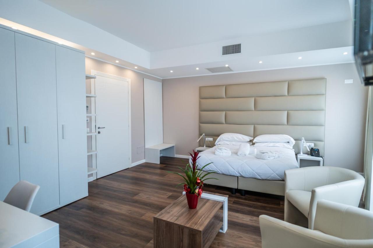 Hotel Globo Suite-Correnti Hotels Sanremo Bagian luar foto