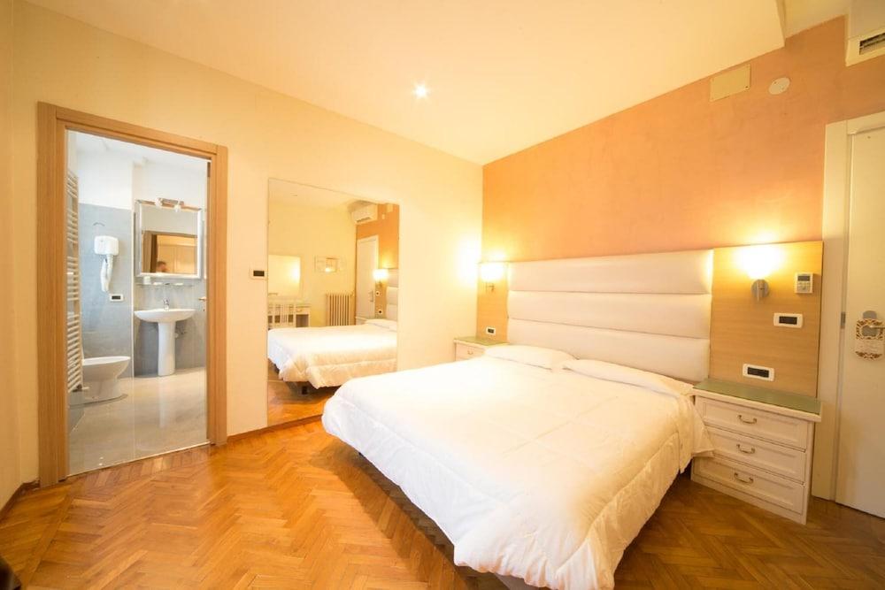 Hotel Globo Suite-Correnti Hotels Sanremo Bagian luar foto